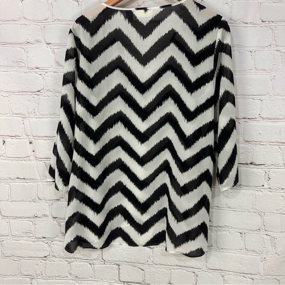 Chicos women’s top blouse tunic shirt black white chevron zig zag flowy summer - Picture 3 of 7